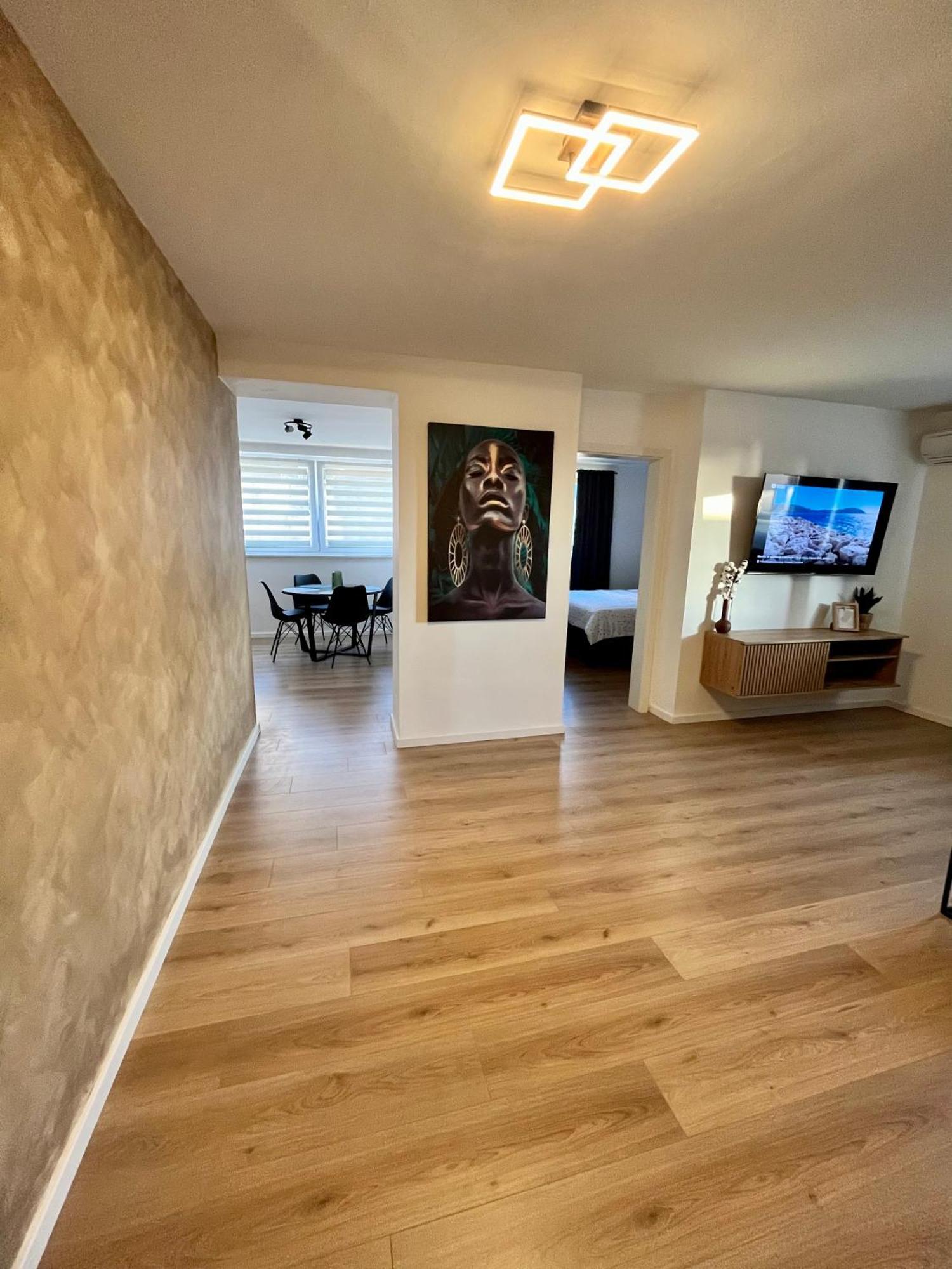 New Simba, Apartment Pula